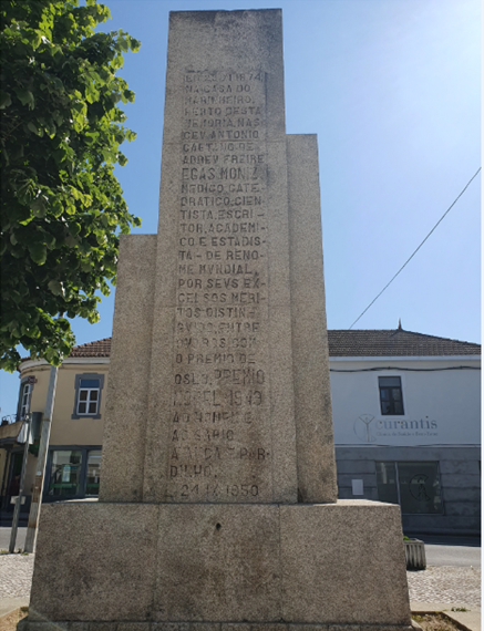 Professor Egas Moniz's statue (4).png